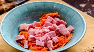 Салат с ветчиной, морковью и кукурузой
