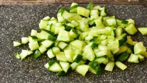 Салат с языком и сухариками