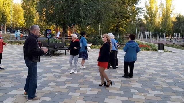 Клён осыпал листья 🍁 во дворе смотреть онлайн