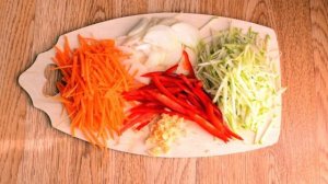 Салат из фунчозы с кальмарами