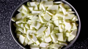 Пышная шарлотка с яблоками