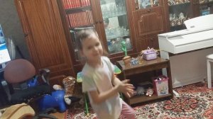 Маша танцует