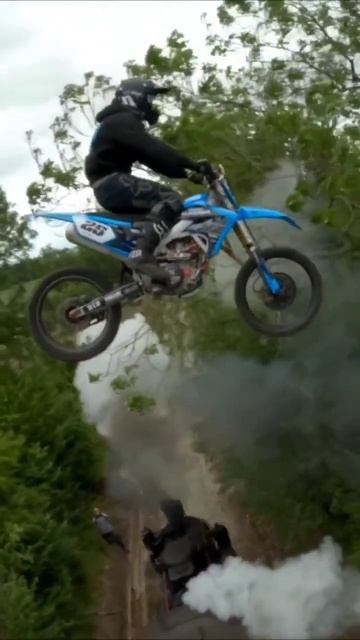 DIRT BIKE TRAIN JUMP