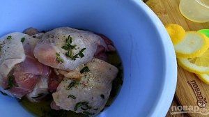 Курица, запеченная с лимоном и травами