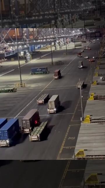 Порт Шанхая, где за логистику отвечают беспилотные контейнеровозы.