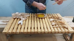 Покрытие деревянных ложек маслом.