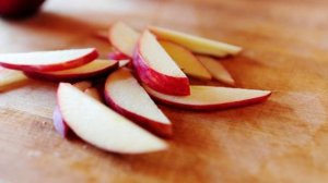 Салат с яблоком, голубым сыром и орехами