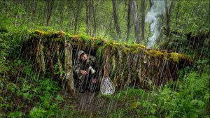 Стройте укрытие для выживания, ловите рыбу и готовьте ее в грозу | Solo Bushcraft