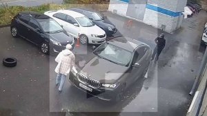 Мотоциклист изрезал ножом женщину у гимназии в Казани