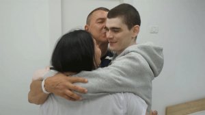 Появились кадры встречи освобожденного из плена в Газе уроженца Донбасса с семьей