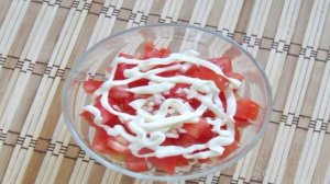 Салат с яйцами, сыром и помидорами