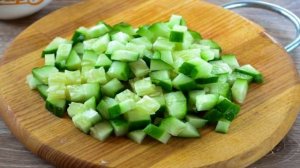 Салат с яйцом, тунцом и огурцом