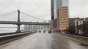 Поездка по дождливому Нью-Йорку в формате 4K - от центра Манхэттена до Бруклинского пляжа Айленд-Бич
