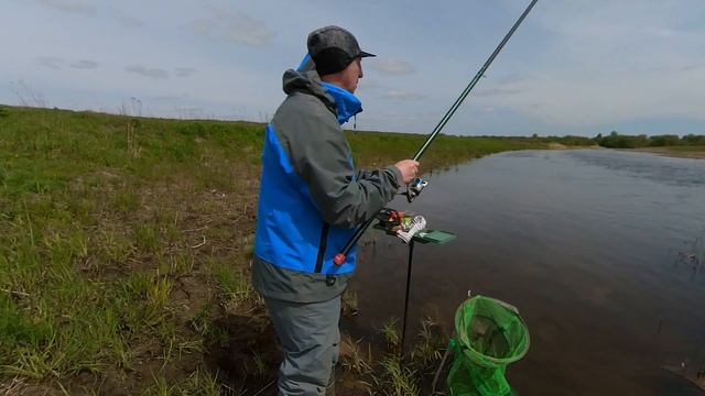 Рыбалка с поплавочной удочкой на течении в проводку смотреть онлайн