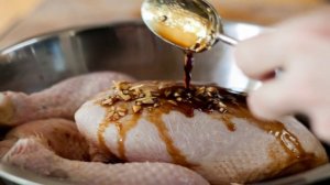 Курица, запеченая в воке целиком