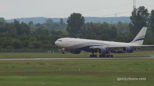 Эйрбас А340 авиакомпании Hi Fly приземляется в аэропорту Дюссельдорфа.