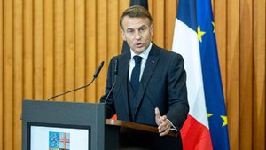 Пробил дно: Макрон не вошел в топ-50 самых популярных политиков Франции