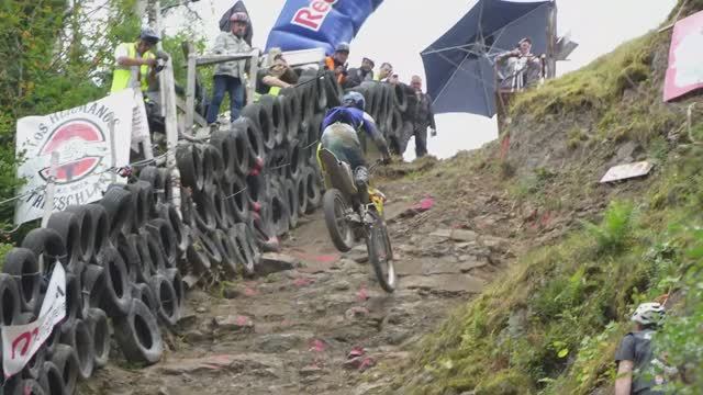 Хиллклимбинг падения заезд в непреодолимый холм