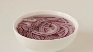 Салат с яблоками и солеными огурцами