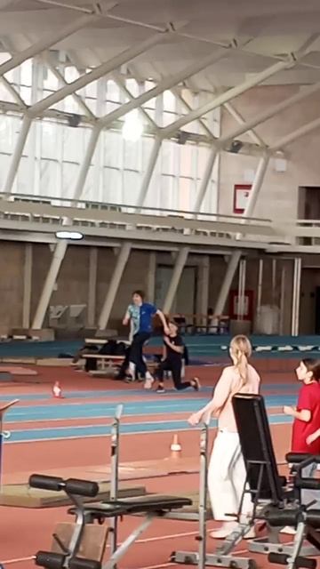 Выпрыгивание с  подъемом колена