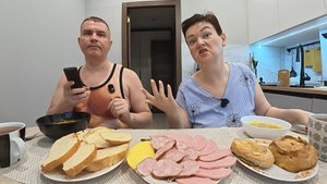 Мукбанг ОТКЛЮЧИЛИ интернет за НЕУПЛАТУ! Поставила вопрос ПРОДАЖИ МАШИНЫ перед Вованом! Семейный обед