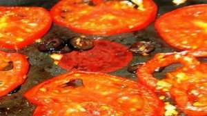 Пирог с жареными помидорами и маслинами