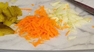 Салат из фасоли с соленым огурцом