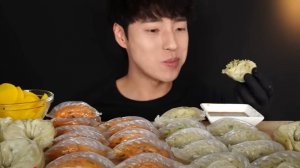 🔥🍲 Мукбанг и Mukbang : ТРИ ВКУСА ПЕЛЬМЕНЕЙ! Парень наслаждается разнообразием