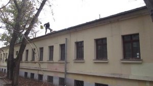 Очистка кровли от мусора. Подготовка кровли к зиме.