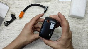 Автомобильный портативный насос для подкачки шин на встроенном АКБ.