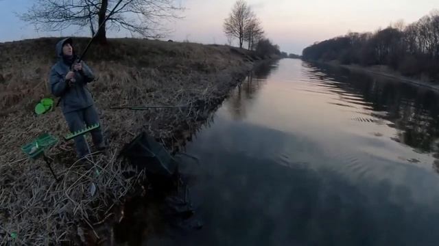 Март. Вечер. Рыбалка с болонским удилищем. Скользящий монтаж. Плотва, густера. смотреть онлайн