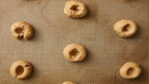 Печенье с вареньем и арахисом
