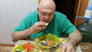 Мукбанг. Гороховый суп с копчёностями, огурчик и помидорчик. Папесса на святом пристоле.