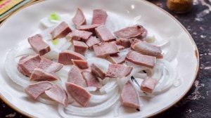 Салат с языком и маринованным луком