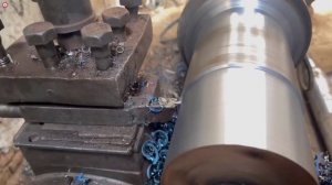 Как обрабатывают огромные стальные валы.