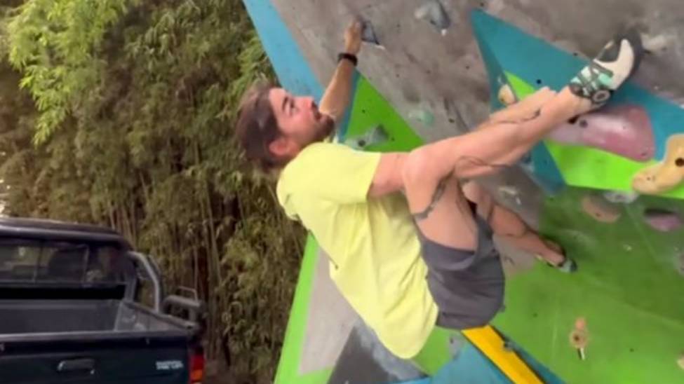 Гиды Клуба 7 Вершин Борис Егоров и Сергей Автомонов тренируются в Катманду на стенде у гостиницы