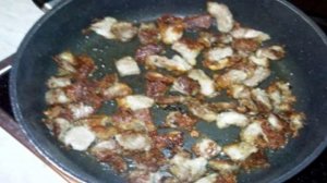 Салат из жареных лисичек