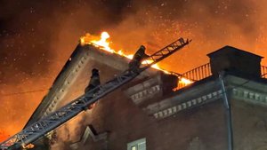 Огонь полностью объял крышу жилого дома в Луганске