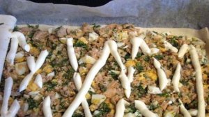 Пирог с красной рыбой из слоеного теста