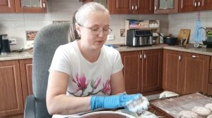 Решила наделать котлет, заморозила. Дочка отдала набор тарелок для кухни.