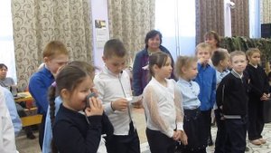 Пришли школьники с письмами