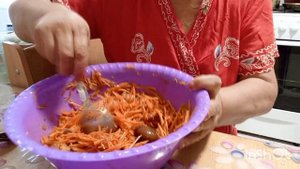 Готовлю капусту, морковку и индейку.