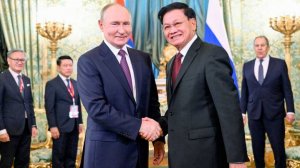 Путин наградил президента Лаоса орденом Александра Невского
