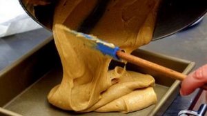 Пирог с крупными сливами и корицей