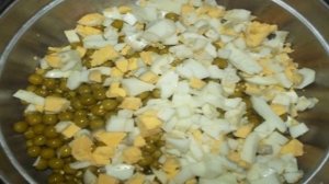 Салат с зелёным горошком консервированным