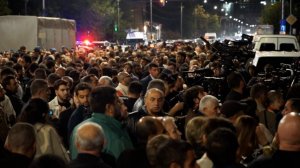 В Ереване тысячи человек вышли на митинг в поддержку Карапетяна