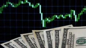 Эксперт объяснил текущее снижение курса доллара на российском рынке