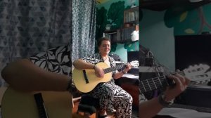 Екатерина исполняет песню