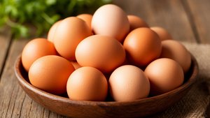 Как правильно хранить куриные яйца?