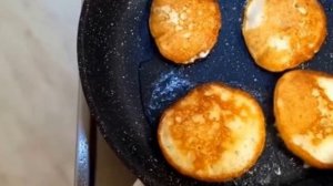 Пышные оладьи с карамелизированными яблоками и мороженым